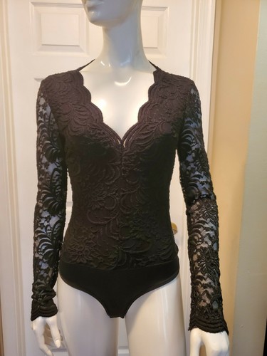 Bebe lace vneck scalloped