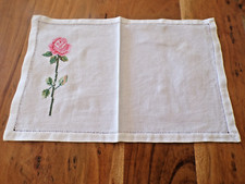 Linge ancien Napperon coton blanc brodé d ' une rose    ( ref 7 )