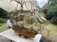 Maquette et vue en coupe du vaisseau de 1er rang Britanique HMS VICTORY 1805
