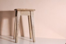 Ancien Tabouret de ferme en bois , tabouret de traite blanchi, porte plante