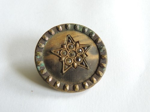 Beau bouton ancien - , à