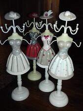 Lot de porte bijoux ( bustes portes bijoux) en bois, en résine et fer forgé  