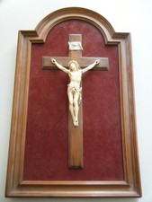 Christ de maison, cadre sculpté à chapeau de gendarme XIX, ivoire