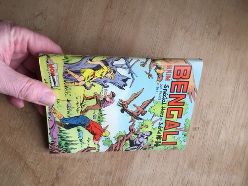 Petit format bengali - petit,