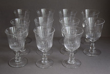 11 verres à vin à pied , en