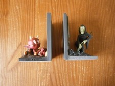 FIGURINE SERRE LIVRES - HOT STUFF et SORCIERE - DEMONS ET MERVEILLES