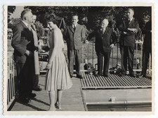 Femme robe plissée hommes costume scène - Photo vintage snapshot