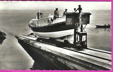 50 -- BARFLEUR -- LE CANOT DE SAUVETAGE " CRESTEY ET SAUVE " --   CARTE PHOTO  -