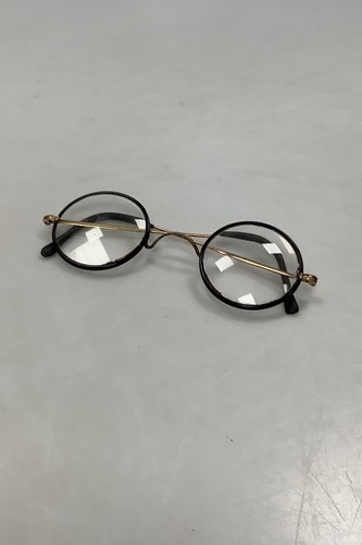 Une paire lunettes - paire, de