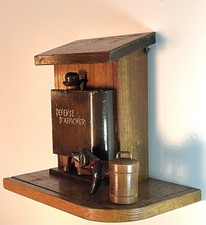 ANCIEN  DISTRIBUTEUR DE CIGARETTES EN BOIS CHIEN URINOIR