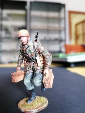 FIRST LEGION - NOR035 German Fallschirmjager Running with MG42 Ammo