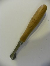 Molette de couture ancienne en acier et bois