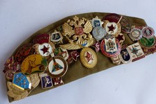 Béret avec 32 insignes Russes