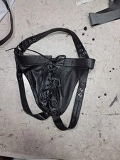 Une paire de deux slips noirs