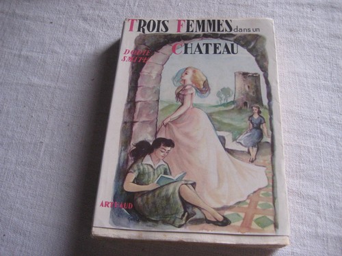 Livre ancien trois - trois, dans