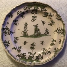 ASSIETTE 18 eme MOUSTIERS MYSTÉRIEUX PERSONNAGE AGENOUILLÉ  CAMAIEU VERT  26cm