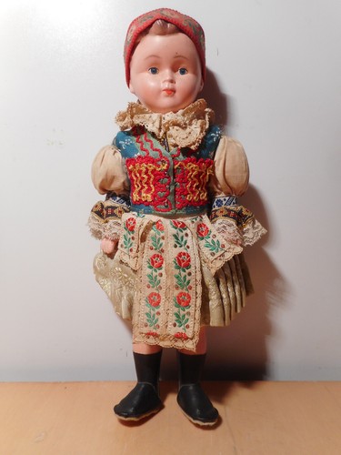Poupée habit folklorique