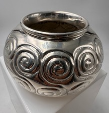 Vase boule en métal argenté à décor de spirales gravées style Art déco