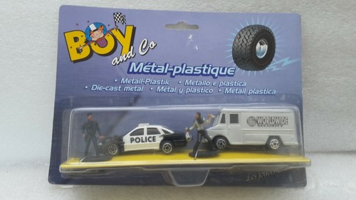 Boy and scale 64 - boy, environ