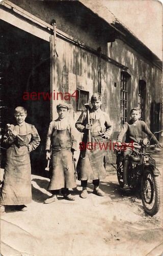 Hommes forge avec - la, moto