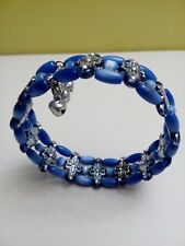 Bracelet enfant 3 rangs de perles oeil de tigre bleu-roi et petits grelots
