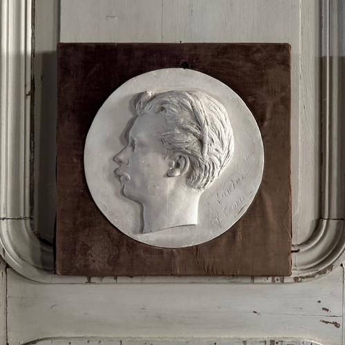 Bas relief plâtre un - bas-relief, en