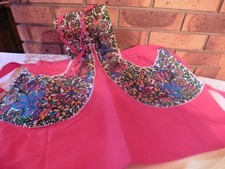 VINTAGE"ANCIEN TABLIER DE CUISINE A BAVETTE ROUGE A FLEURS