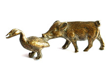 Miniature animalière en bronze cochon et oie Sculpture ancienne art animalier
