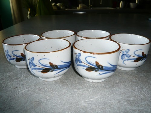 Bols tasses a - , en
