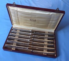 Douze beaux couteaux en métal