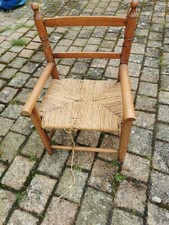 Petite chaise en osier et bois