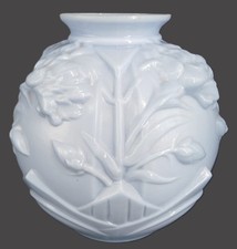 Vase boule en opaline époque
