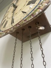 Horloge de la Foret noire - ancienne avec chaînes et mécanisme