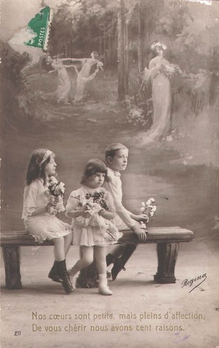 Enfants assis avec fleurs - cp,