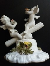 Bibelot représentant des anges se balançant sur un tronc d'arbre - très bon état
