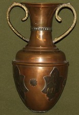 Ancien vase amphore en cuivre décoratif artisanal