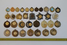 Lot de 34 médailles football en métal