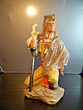 FIGURINE CHAMAN AMÉRINDIEN AVEC PEAU DE LOUP. INDIEN. USA. États-Unis d'Amérique
