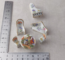 Lot d'anciens meubles miniatures, en porcelaine de Limoges