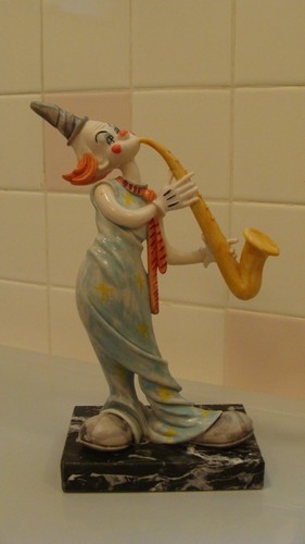 Vintage resin clown playing - vintage,