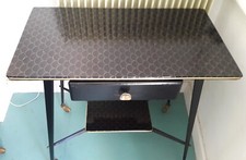 Petit bureau/console motif graphique.