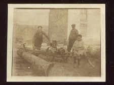 photo ancienne . scie . scieur . sciage . machine a scier