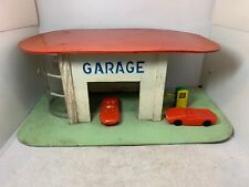 ANCIEN JOUET GARAGE EN BOIS AVEC 2 VOITURE EN PLASTIQUE DE MARQUE CRIO