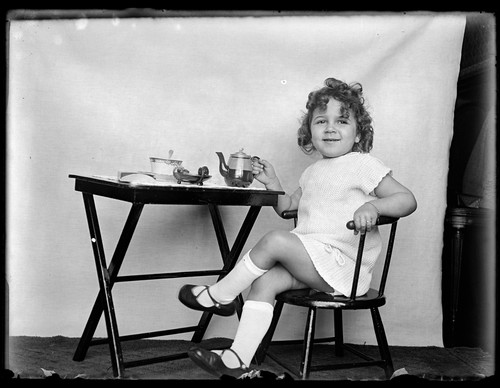 Portrait enfant table dinette - ,