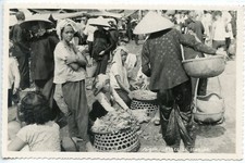 CARTE POSTALE PHOTO DOS VIERGE / INDOCHINE SAIGON PLACE DU MARCHE