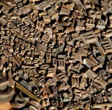 Lot de caractères à dorer police matériel de reliure dorure cuir bronze laiton.