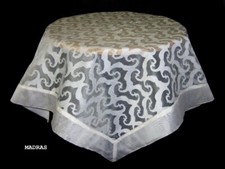 NAPPE SURNAPPE SUR VOILE DE SOIE  85CM CARREE  SUR FOND ARGENTE ***