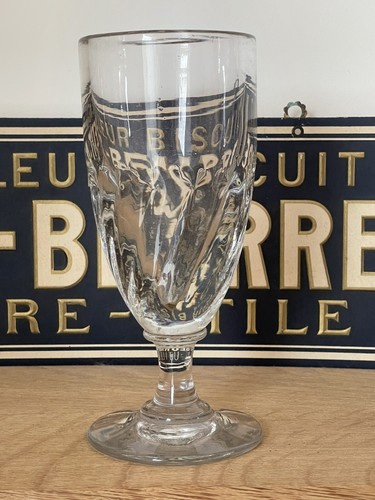 Ancien verre pied de - à,