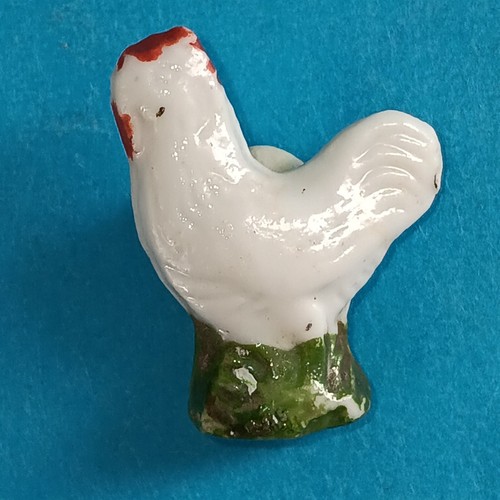 Fève poule sur - sur, socle