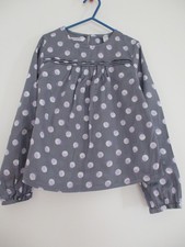 BLOUSE FILLE 8 ANS OKAIDI GRISE A POIS BLANC MANCHES LONGUES TRES BON ETAT